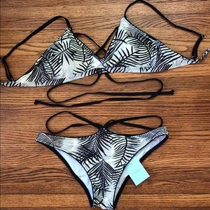 Cupshe Black and off-white Hawaiian leaf bikini